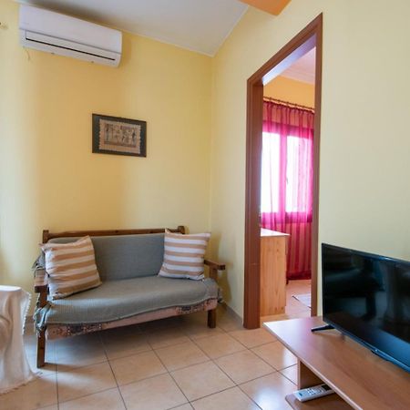 Niki'S Apartment อายิโอสนิโกลาโอส ภายนอก รูปภาพ